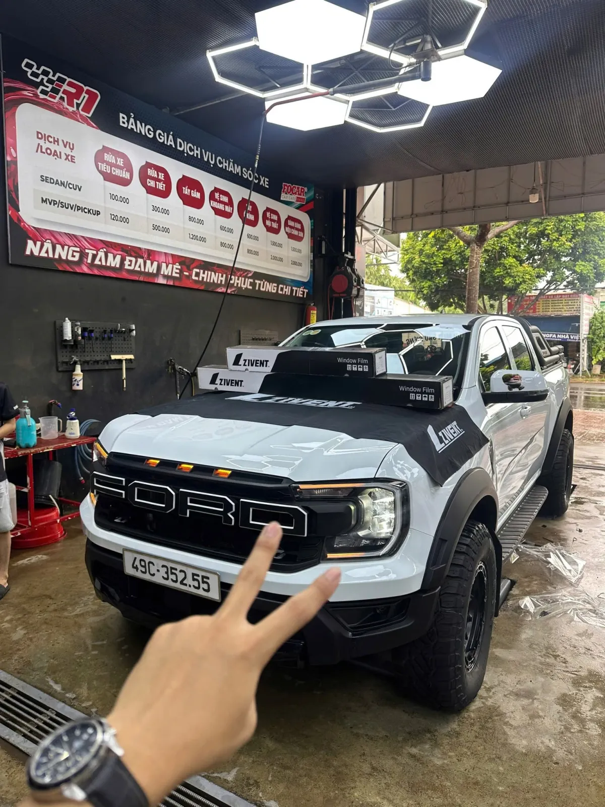 Dán film cách nhiệt Ford tại R1 Detailing – bảo vệ không gian lái, nâng tầm trải nghiệm”