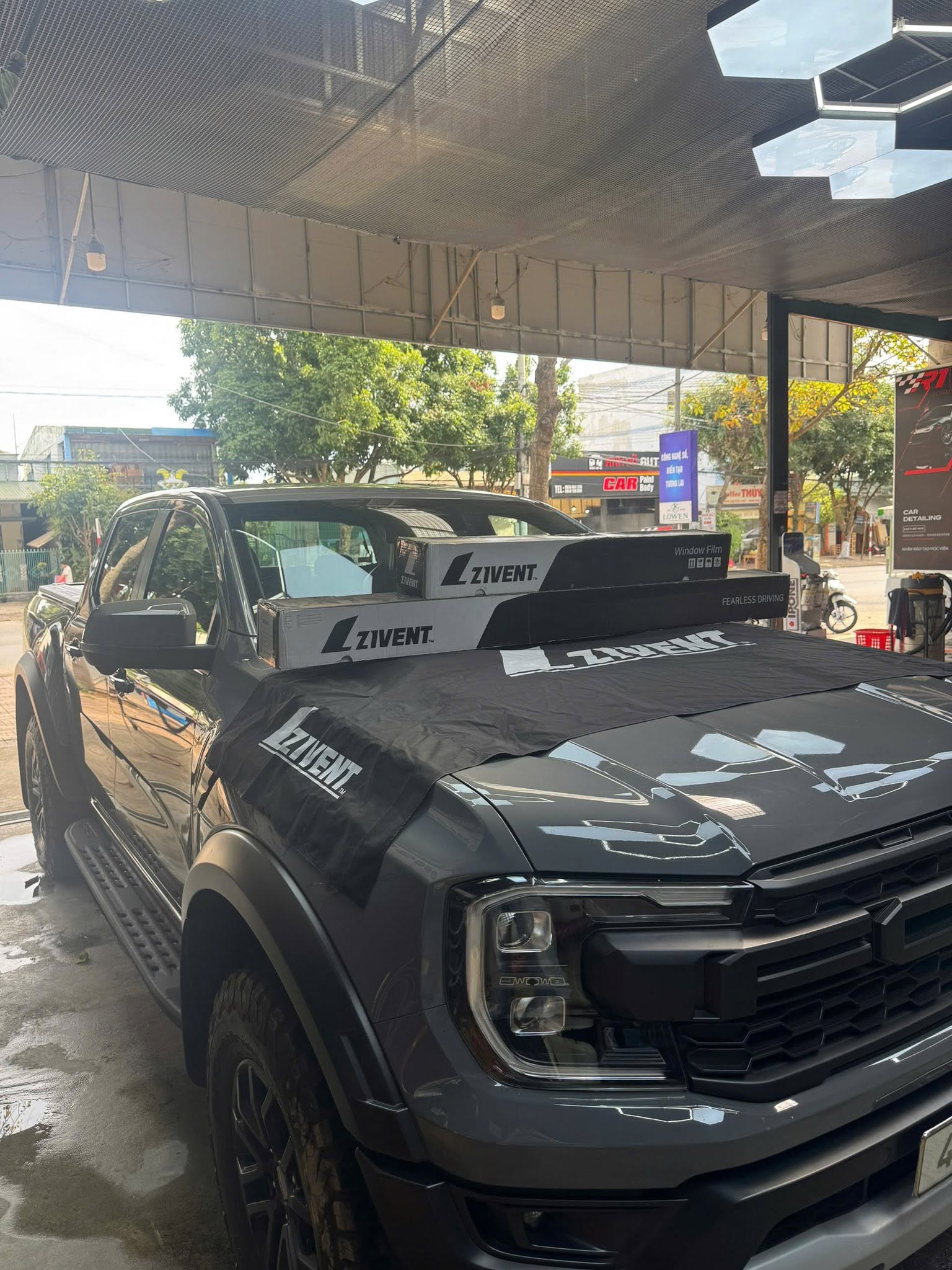 Chiếc Ford Raptor này đã được lột bỏ hoàn toàn phim hãng và nâng cấp gói phim cách nhiệt ZIVENT cao cấp tại R1 Detailing. - Image 3