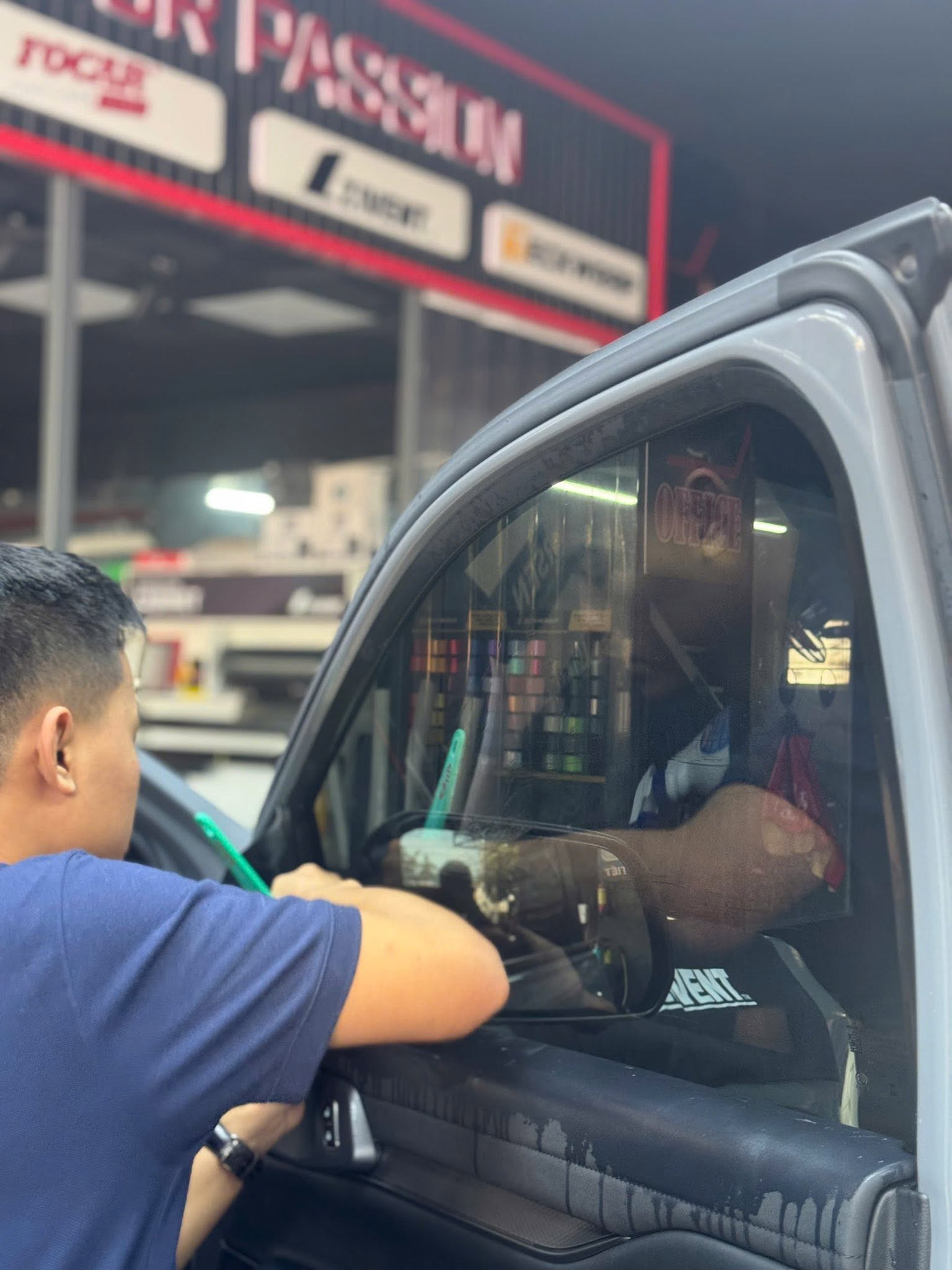 Chiếc Ford Raptor này đã được lột bỏ hoàn toàn phim hãng và nâng cấp gói phim cách nhiệt ZIVENT cao cấp tại R1 Detailing. - Image 5